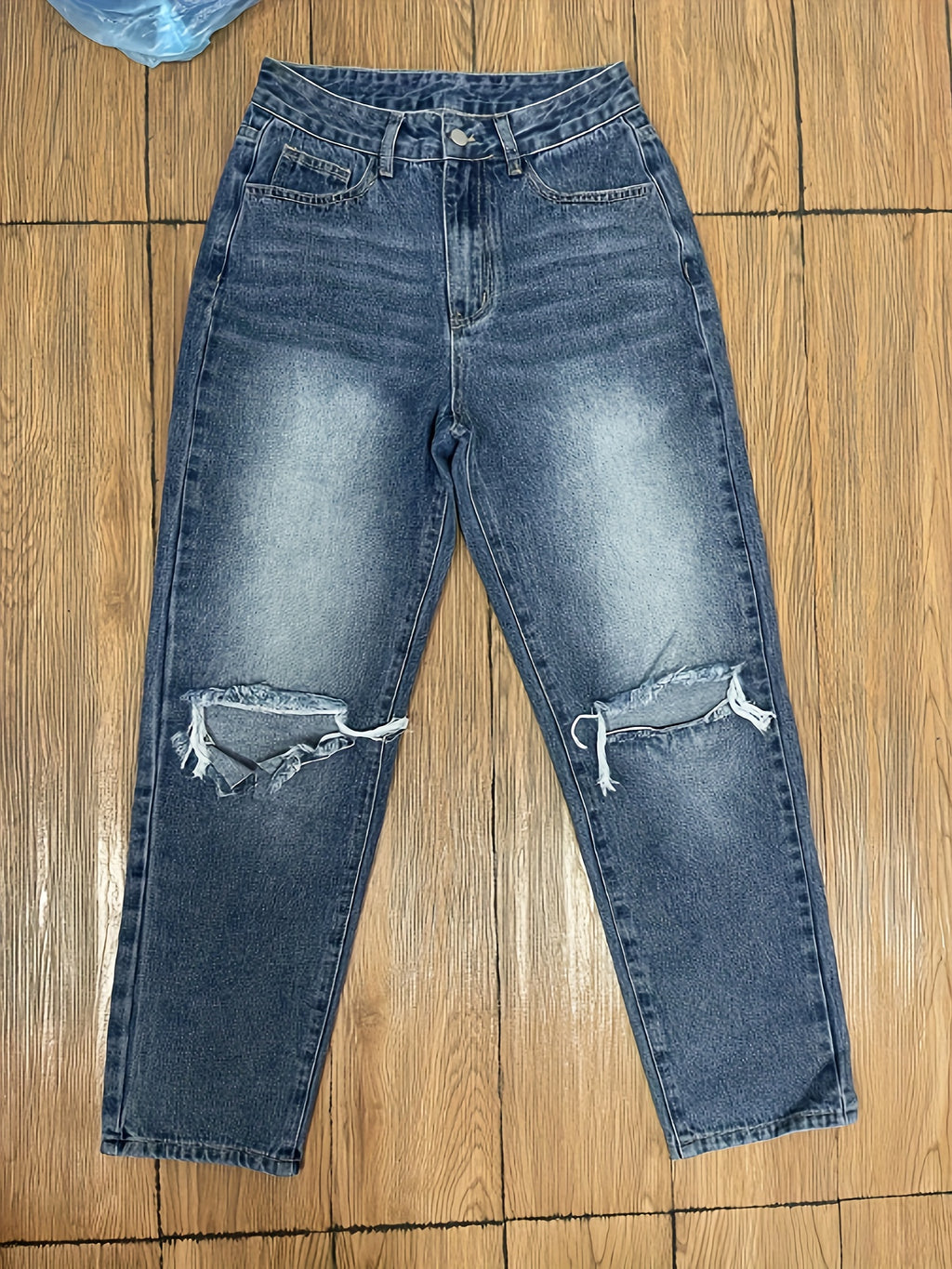 Summer-Ready Chic: Effortlessly Cool Blue Ripped Straight-Leg Jeans for Women with Easy-Care & Pockets