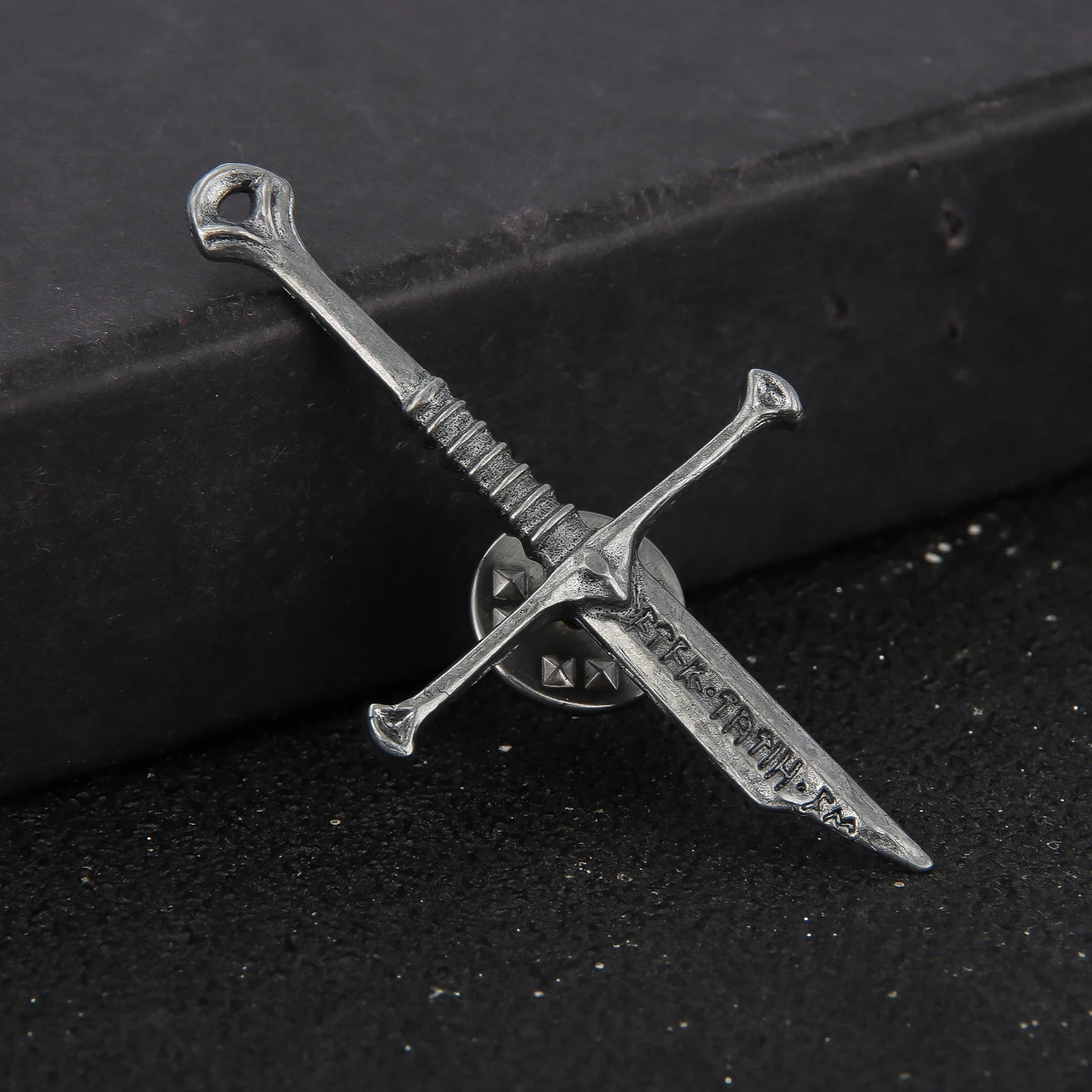 Lord of the Narsil Broken Sword Pins Brooch Movie Aragorn Sword Metal Badge Brooch for Women Men Lapel Pin Jewelry