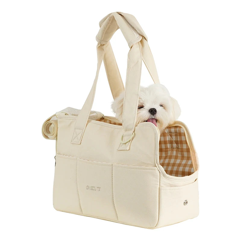 Haustiere gehen raus und packen Welpen. Tragbare Ein-Schulter-Taschen eignen sich für Katzen und kleine Hunde, um sie im Freien zu tragen, besser als Bären.
