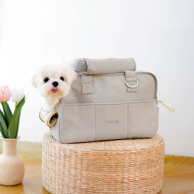 Haustiere gehen raus und packen Welpen. Tragbare Ein-Schulter-Taschen eignen sich für Katzen und kleine Hunde, um sie im Freien zu tragen, besser als Bären.